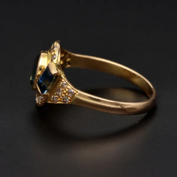 18ct Yellow Gold 1.4ct Ceylon Sapphire & Diamond Ring