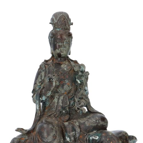 Antique Chinese Bronze Figure of Guanyin image-2