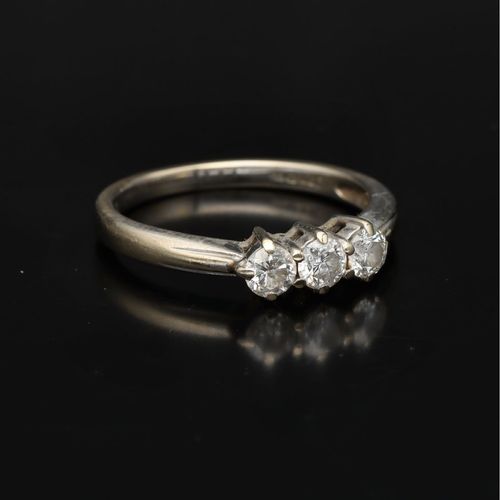 18ct Gold Brilliant cut Diamond Ring. image-1