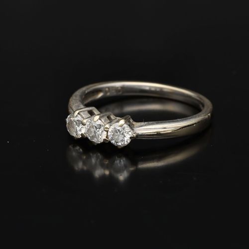 18ct Gold Brilliant cut Diamond Ring. image-3