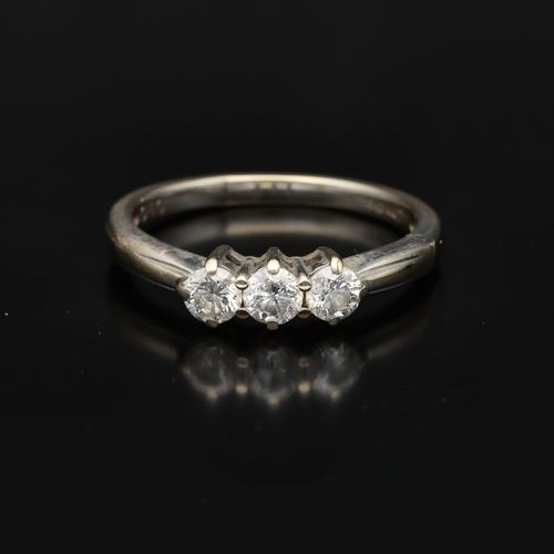 18ct Gold Brilliant cut Diamond Ring. image-2