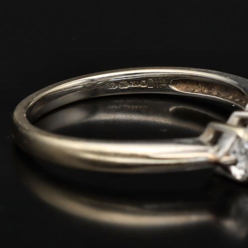 18ct Gold Brilliant cut Diamond Ring. image-4
