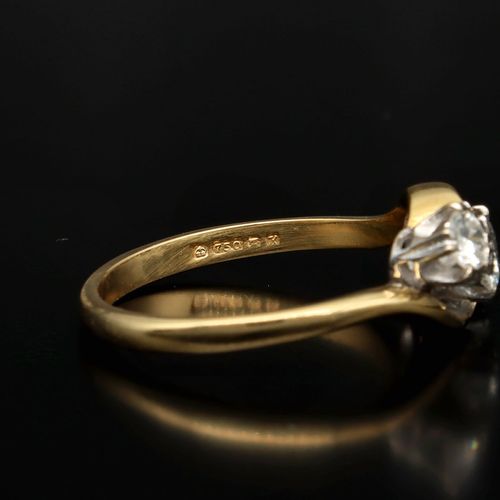 Vintage 18ct Gold Three Stone Diamond Ring image-5
