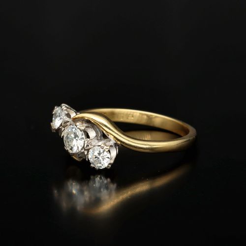 Vintage 18ct Gold Three Stone Diamond Ring image-3