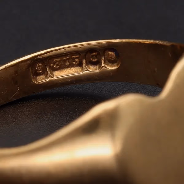 Vintage 9ct Gold Heart Signet Ring