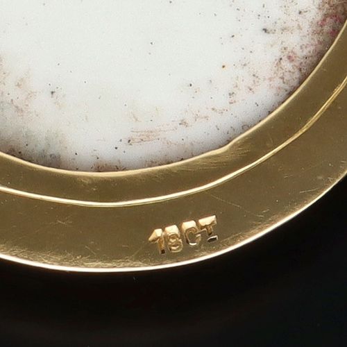 18ct Gold Framed Porcelain Pendant and Brooch image-6
