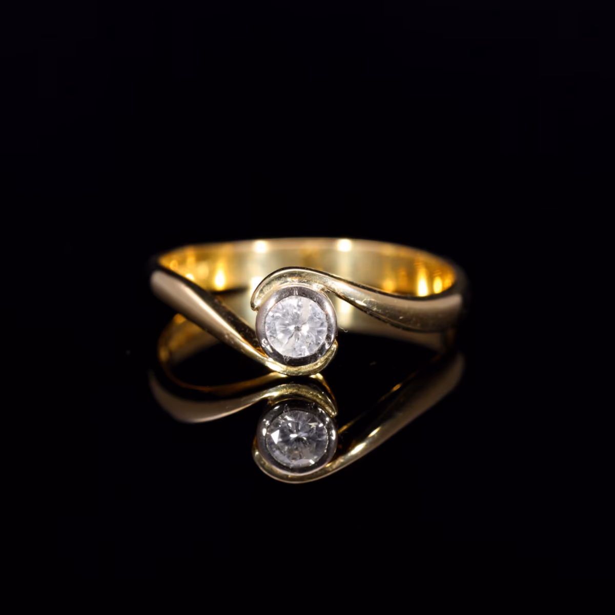 360° view of The Vintage 1996 Brilliant Cut Diamond Solitaire Swirl Ring