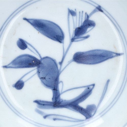 16th Century Ming Dynasty Porcelain Dish image-2