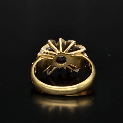Vintage 18ct Gold Diamond Ring image-4