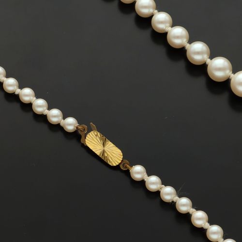 Re-Strung 9ct Gold Clasped Cultured Pearl Necklace image-5