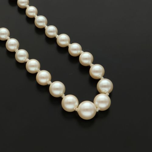 Re-Strung 9ct Gold Clasped Cultured Pearl Necklace image-2