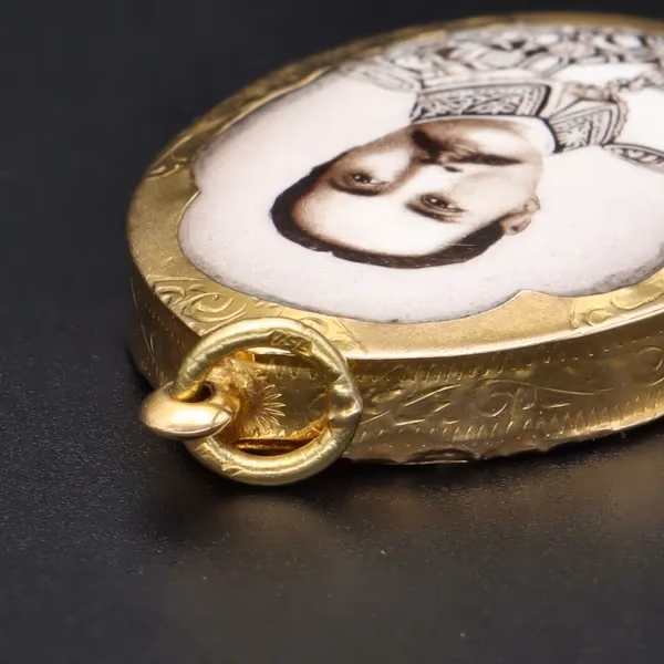 18ct Gold King of Thailand Pendant