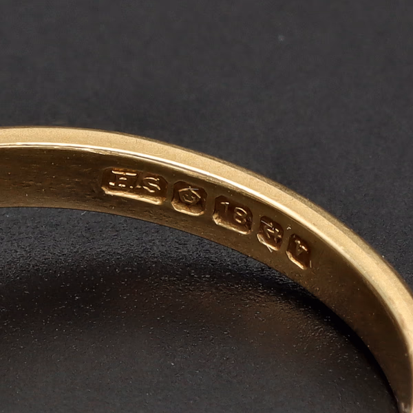 18ct Yellow Gold Sapphire & Diamond Ring