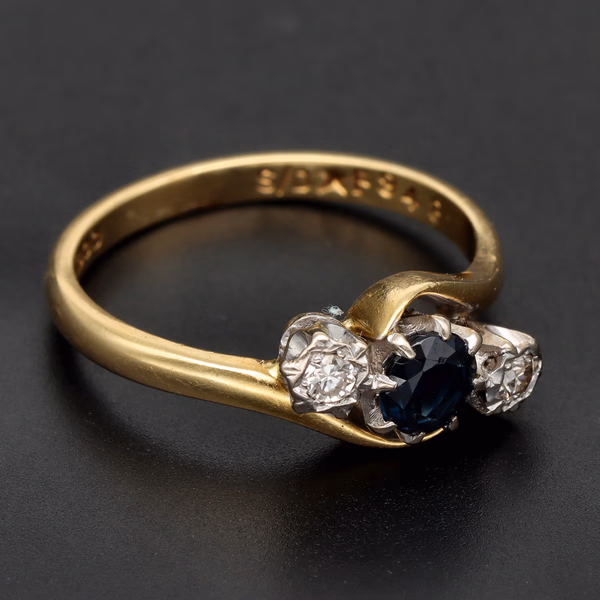 18ct Yellow Gold Sapphire & Diamond Ring
