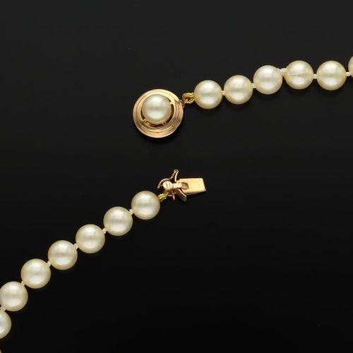 14ct Gold Clasped Cultured Pearl Necklace image-4