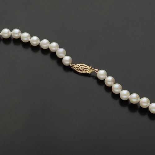 9ct Gold Clasp Cultured Pearl Necklace image-3