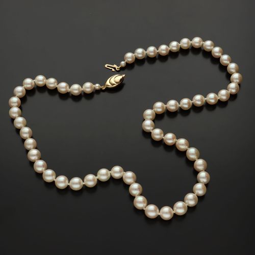 9ct Gold Clasp Re Strung Cultured Pearl Necklace image-5