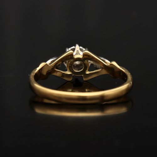 18ct Gold Diamond Ring. London 1973 image-5