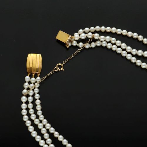 9ct Gold Ciro Gold Clasp Triple String Cultured Pearls image-5