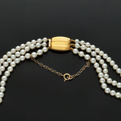 9ct Gold Ciro Gold Clasp Triple String Cultured Pearls image-4