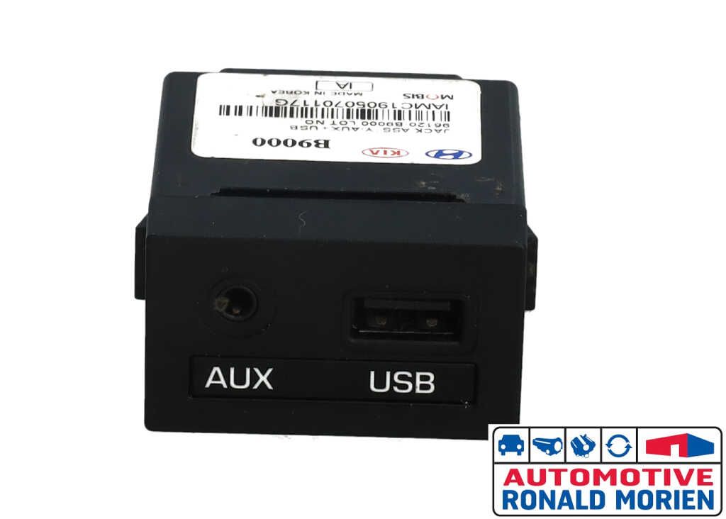 Gebruikte AUX/USB aansluiting Hyundai i10 (B5) 1.0 12V Prijs € 15,00 Margeregeling aangeboden door Automaterialen Ronald Morien B.V.