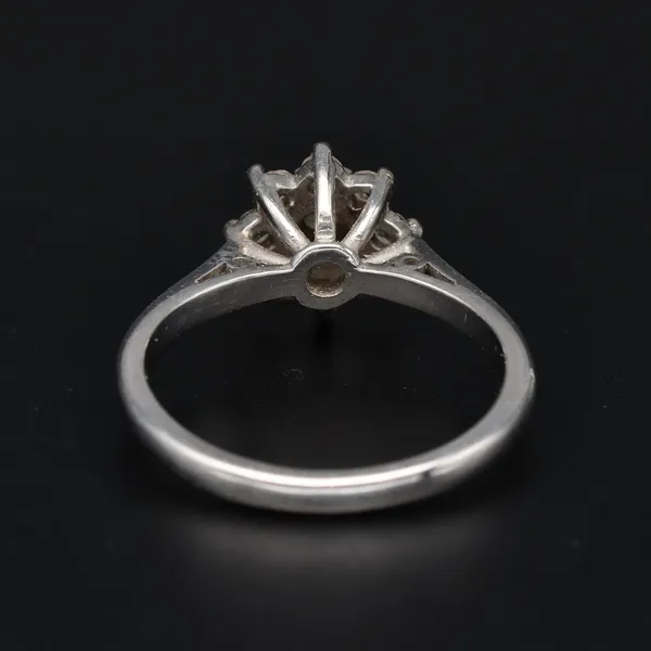 18k Gold Diamond Cluster Ring
