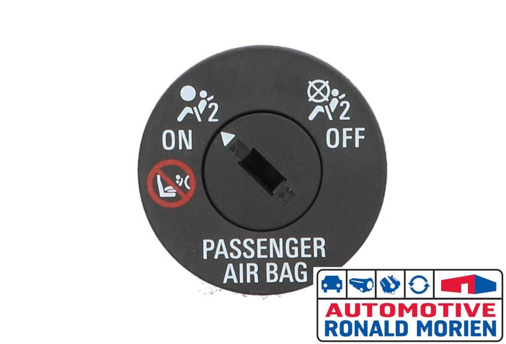 Usados Interruptor de airbag Opel Astra K Sports Tourer 1.4 16V Precio € 9,99 IVA incluido ofrecido por Automaterialen Ronald Morien B.V.