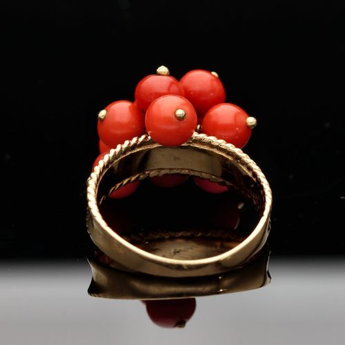 18ct Gold Coral Ring image-5