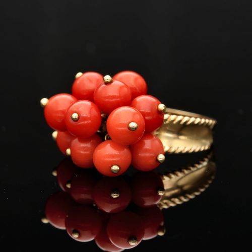 18ct Gold Coral Ring image-3