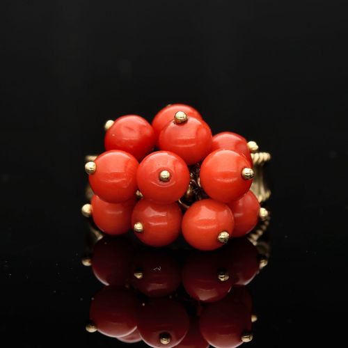 18ct Gold Coral Ring image-2