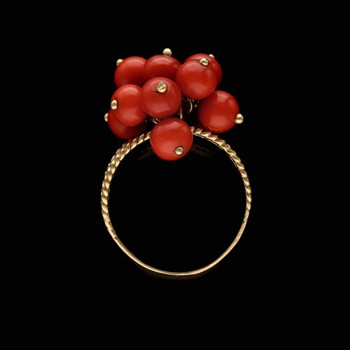 18ct Gold Coral Ring image-6