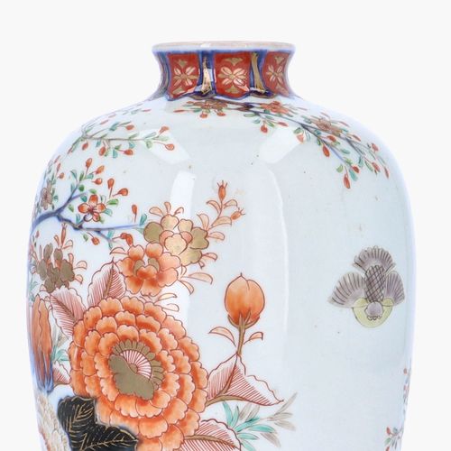 Pair of Meiji Period Japanese Vases image-3