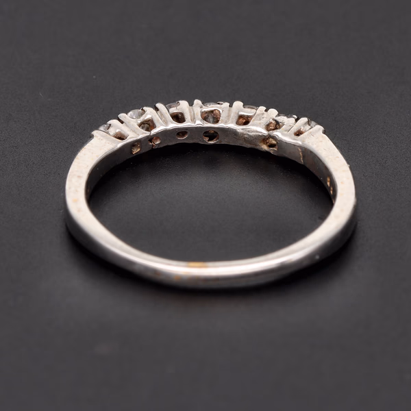 18ct White Gold 8 Diamond Ring