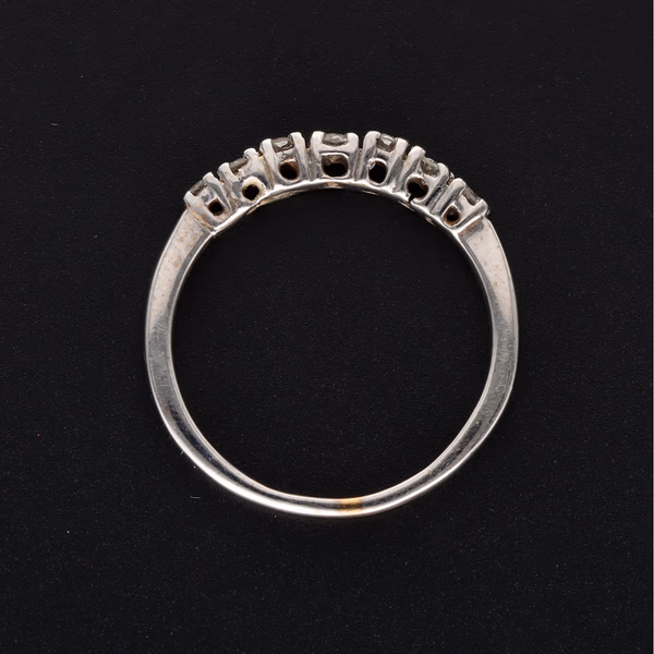 18ct White Gold 8 Diamond Ring
