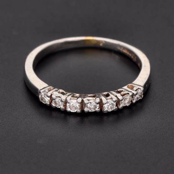 18ct White Gold 8 Diamond Ring