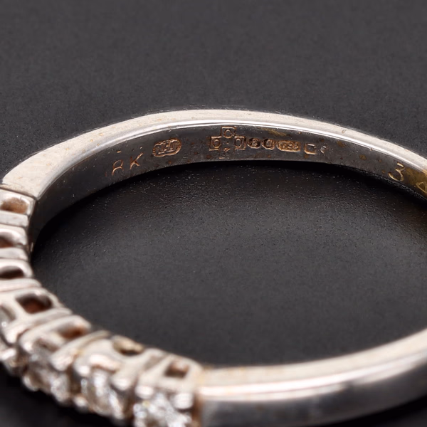 18ct White Gold 8 Diamond Ring
