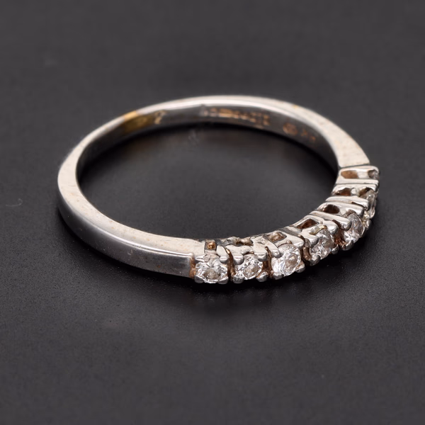 18ct White Gold 8 Diamond Ring