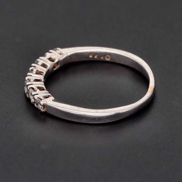 18ct White Gold 8 Diamond Ring