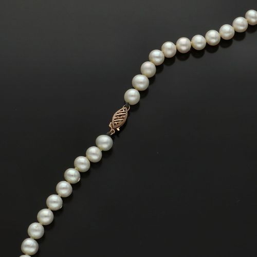 9ct Gold Clasp Freshwater Pearls image-5