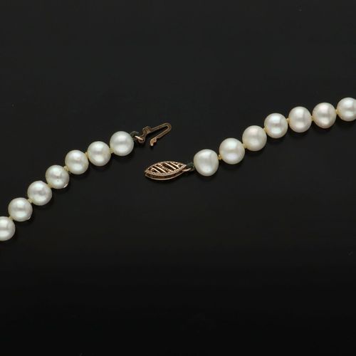 9ct Gold Clasp Freshwater Pearls image-6