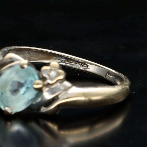 18ct Gold Diamond and Topaz Ring image-5