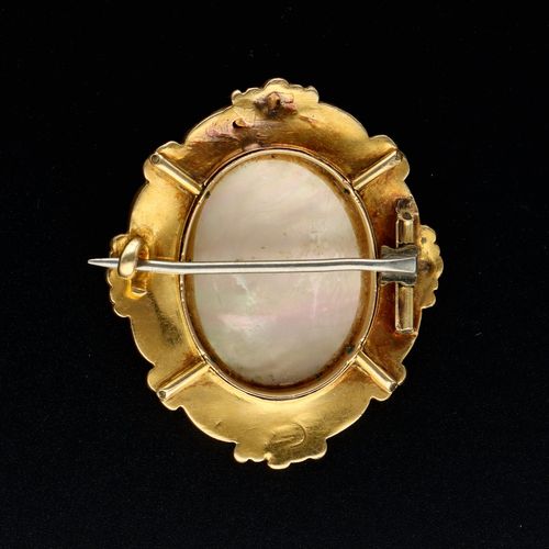 18ct Gold Cameo Brooch image-4