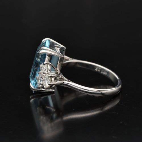 18ct Gold Aquamarine and Diamond Ring image-3