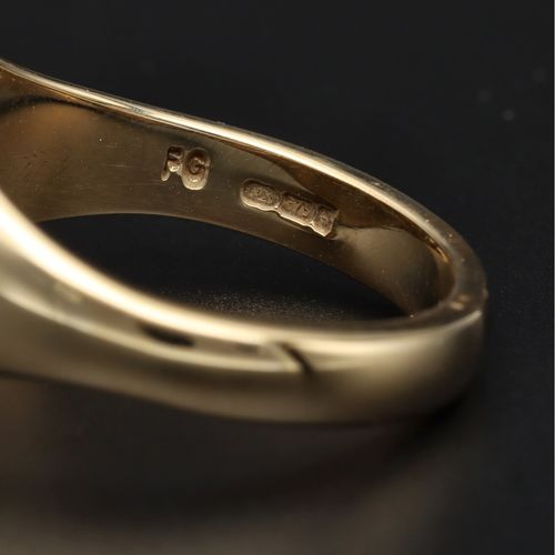 Heavy 9ct Gold Signet Ring image-4