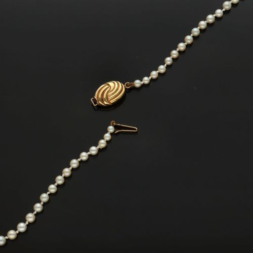 9ct Gold Clasp Re Strung Cultured Pearls image-6