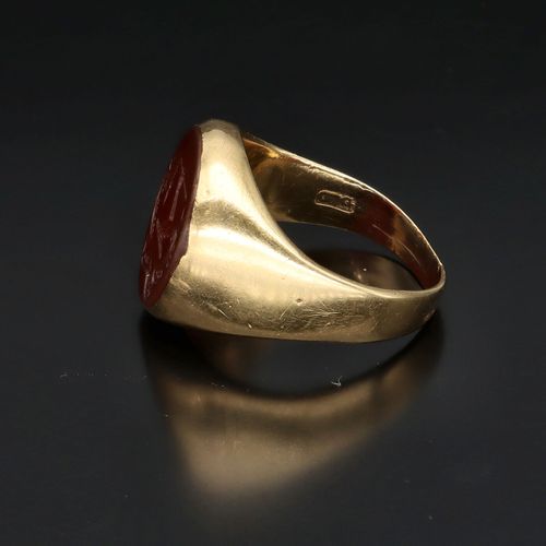 18ct Gold Seal Signet Ring image-4