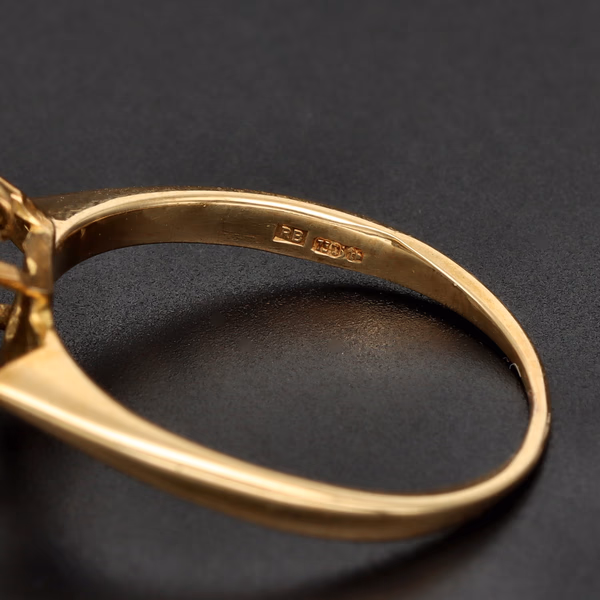 18ct Yellow Gold Sapphire & Diamond Ring