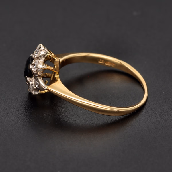 18ct Yellow Gold Sapphire & Diamond Ring