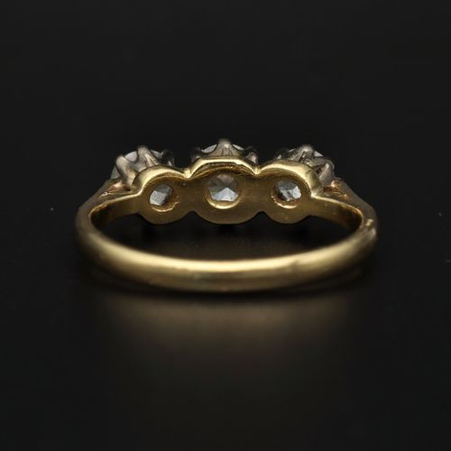 18ct Gold Diamond Ring image-5