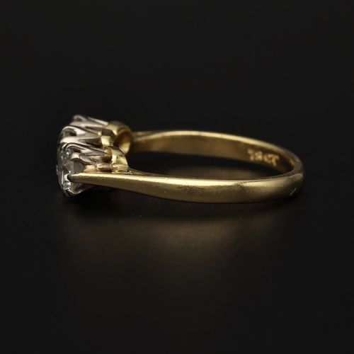 18ct Gold Diamond Ring image-3